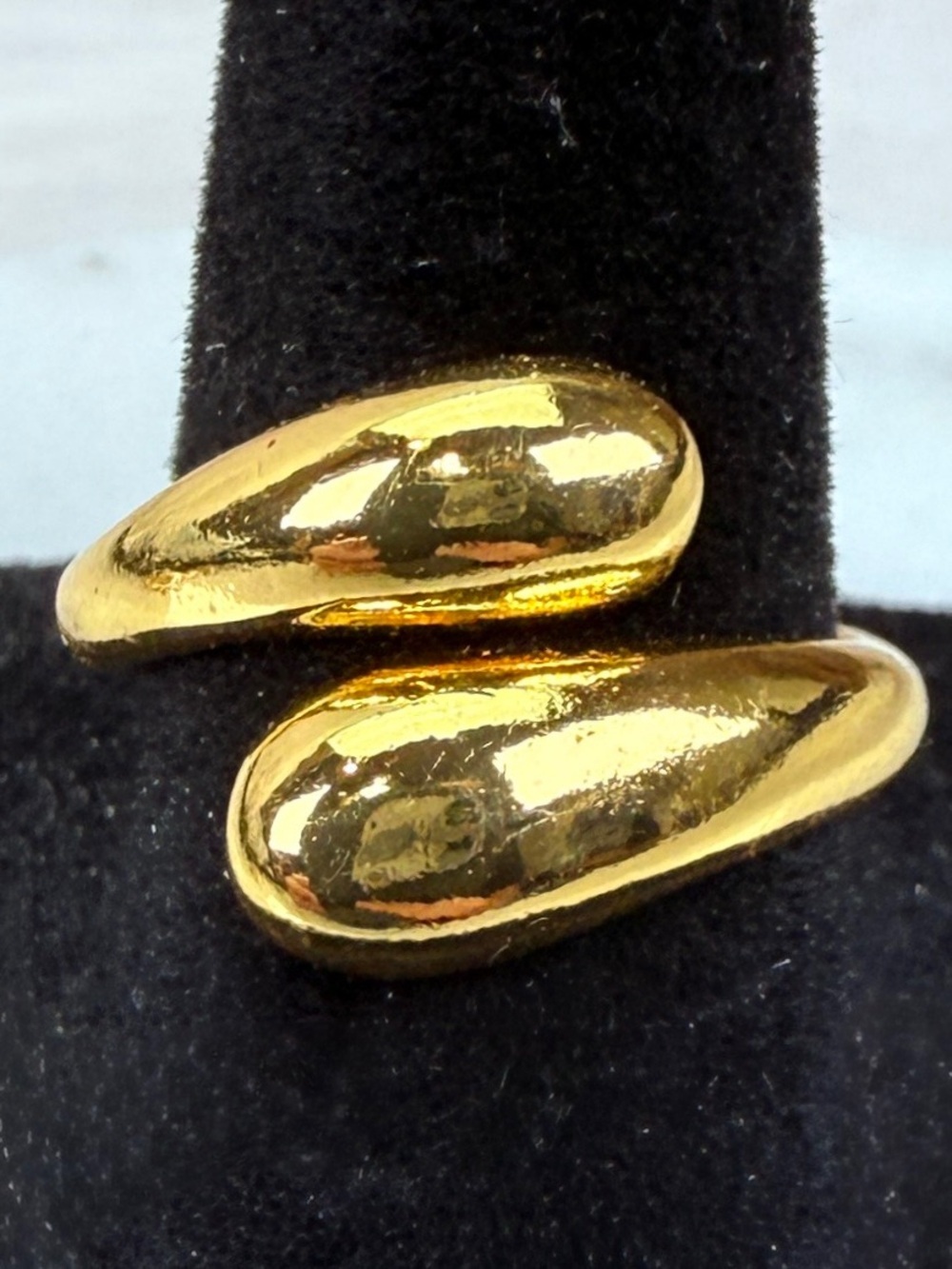 Minimalist Twisted Stackable Goldtone Ring sz 6.5